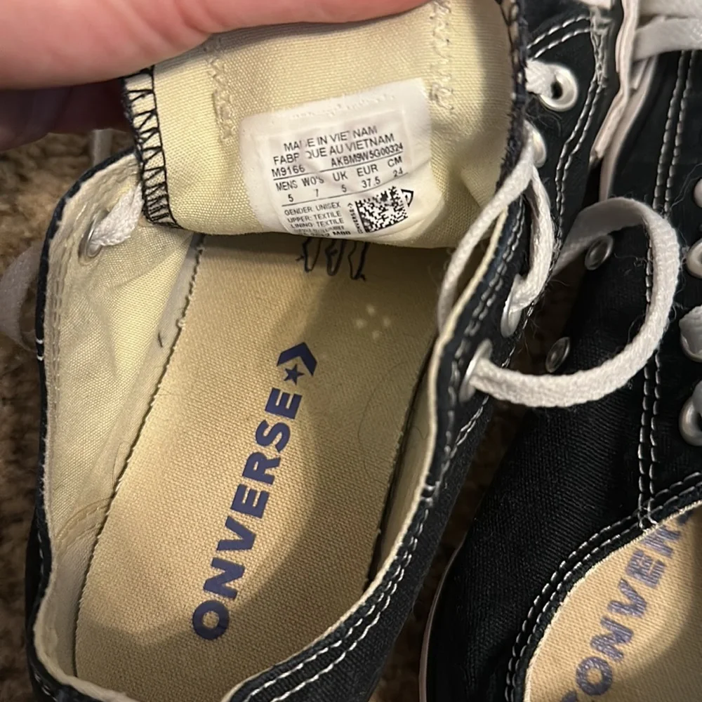 Converse low tops. Women’s or Men’s. - Picture 2 of 5